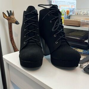 Black booties size 7 lace up no zippers